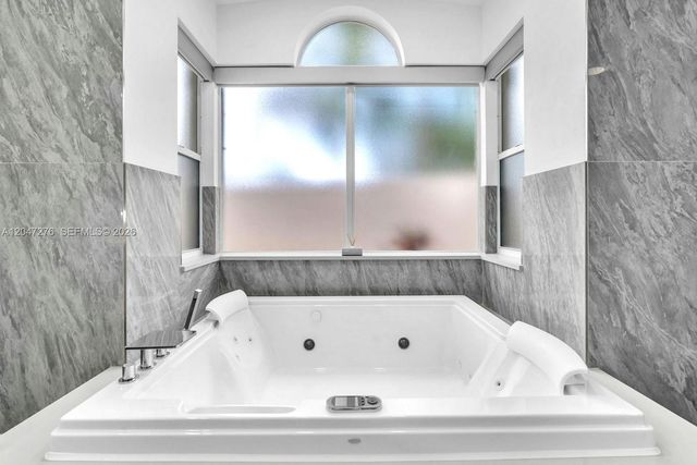 392 Coconut Cir, Weston, FL 33326