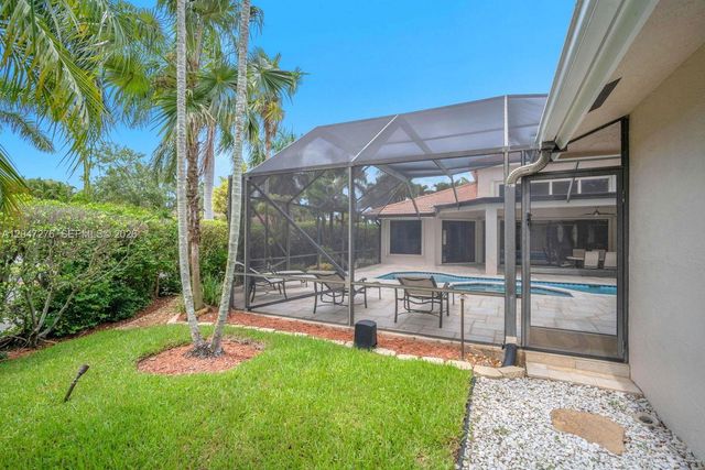 392 Coconut Cir, Weston, FL 33326