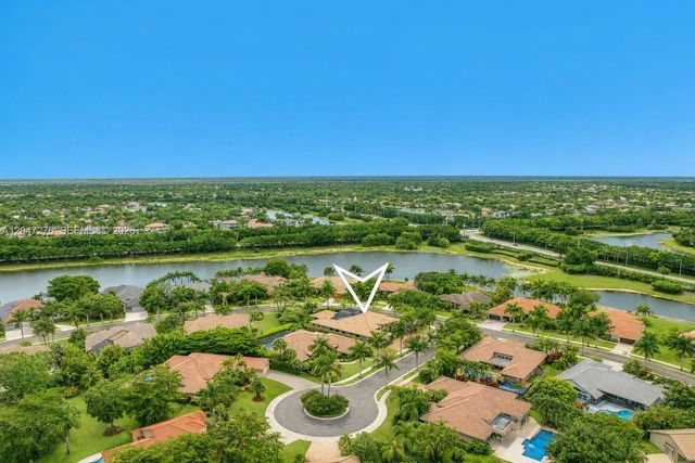 392 Coconut Cir, Weston, FL 33326