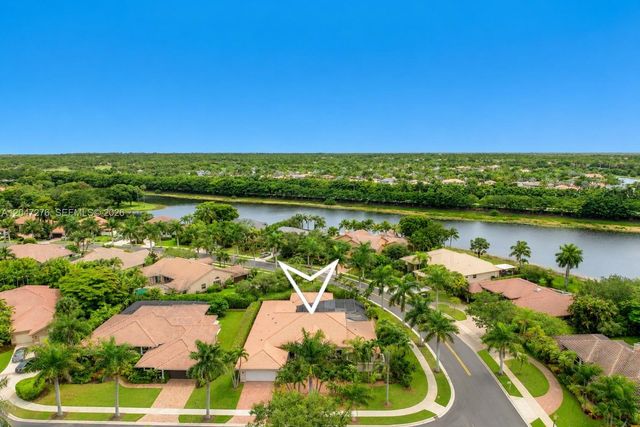 392 Coconut Cir, Weston, FL 33326