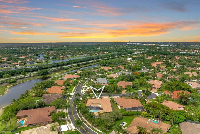392 Coconut Cir, Weston, FL 33326