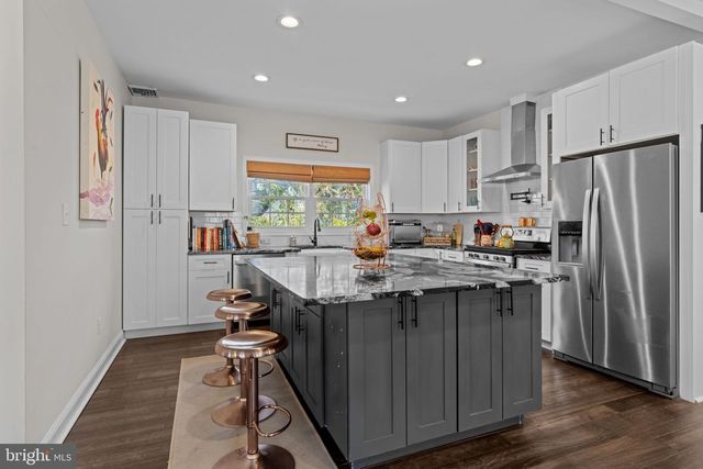 108 W MAPLE AVE, Morrisville, PA 19067