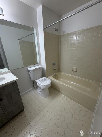 32 Columbus Drive, Franklin, NJ 08823