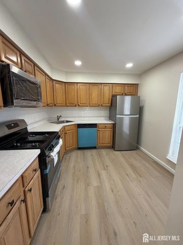 32 Columbus Drive, Franklin, NJ 08823
