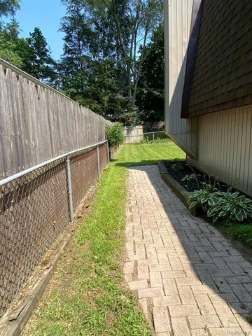 945 Olreana Road, White Lake Charter Township, MI 48386