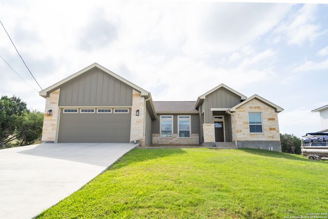 1587 Lakeshore Dr, Canyon Lake, TX 78133