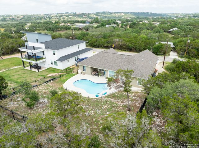 1587 Lakeshore Dr, Canyon Lake, TX 78133