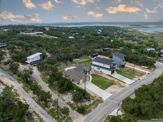 1587 Lakeshore Dr, Canyon Lake, TX 78133