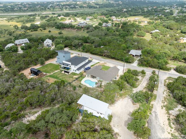 1587 Lakeshore Dr, Canyon Lake, TX 78133