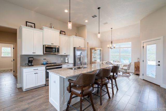 1587 Lakeshore Dr, Canyon Lake, TX 78133