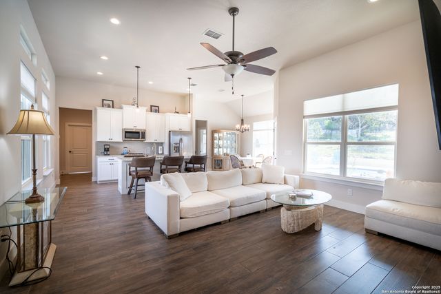 1587 Lakeshore Dr, Canyon Lake, TX 78133
