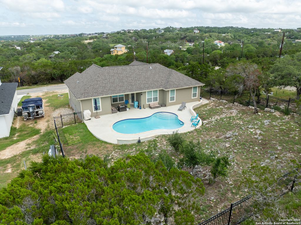 1587 Lakeshore Dr, Canyon Lake, TX 78133