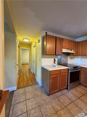 11 Pawtucket Avenue, Bristol, RI 02809
