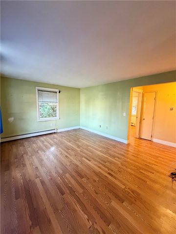 11 Pawtucket Avenue, Bristol, RI 02809