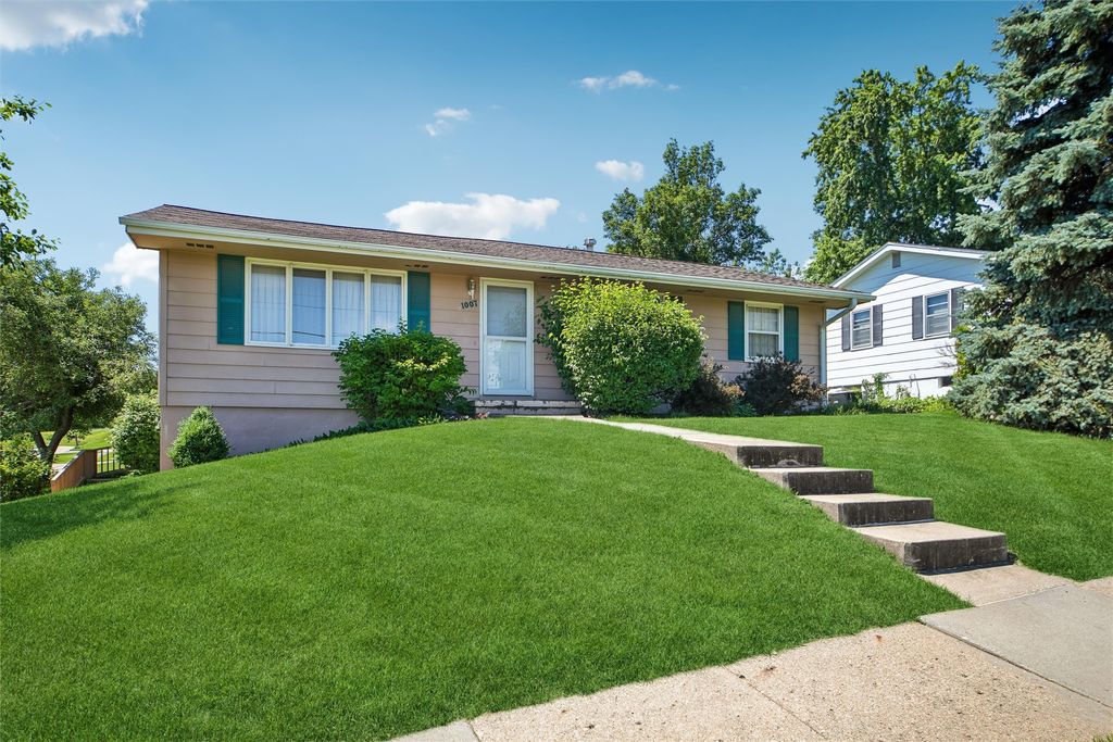 1007 W Iowa Avenue, Indianola, IA 50125