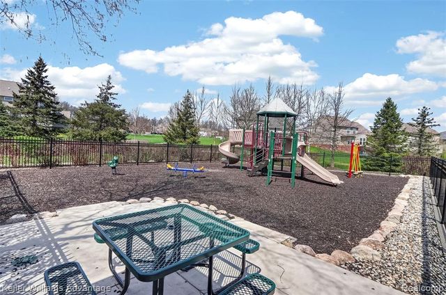 59371 Peters Barn Drive, South Lyon, MI 48178