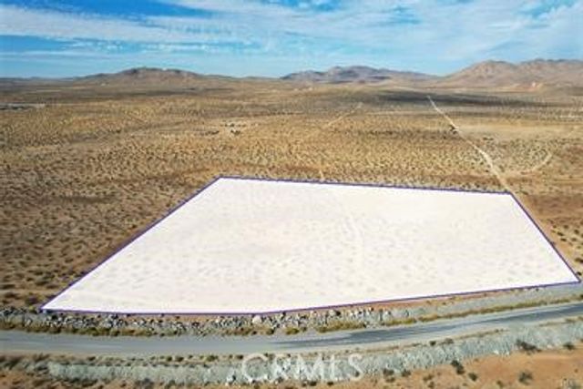 32 Quarry Road, Apple Valley, CA 92307