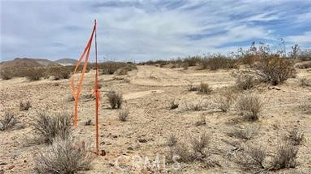 32 Quarry Road, Apple Valley, CA 92307