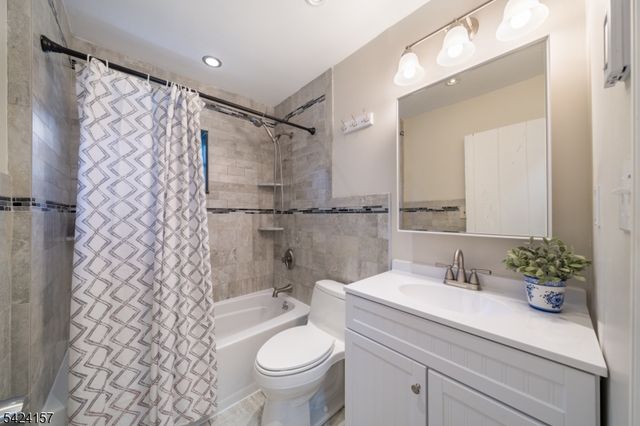 10 Lake Trl E, Wayne Twp., NJ 07470