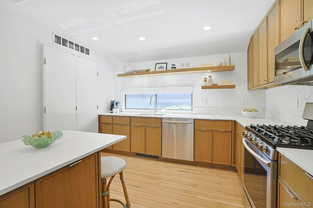 72 Quail Close, Irvington, NY 10533