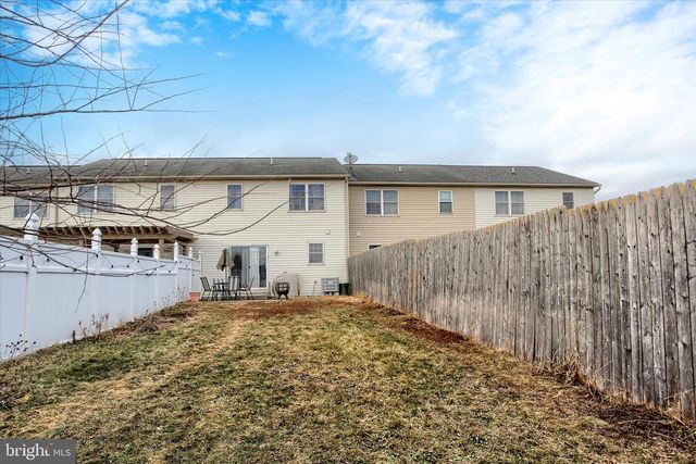 6 CLAIRES WAY, Fredericksburg, PA 17026