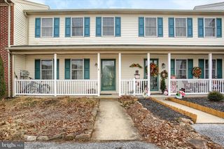 6 CLAIRES WAY, Fredericksburg, PA 17026