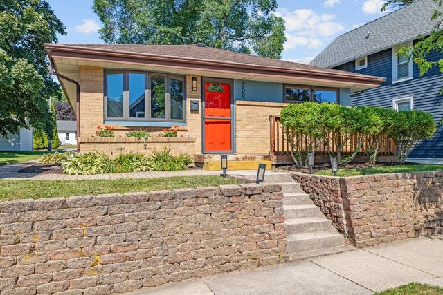 209 S Garfield AVENUE, Port Washington, WI 53074
