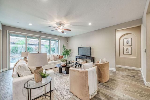 1922 E Amaryllis Avenue, Fresno, CA 93730