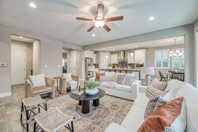 1922 E Amaryllis Avenue, Fresno, CA 93730