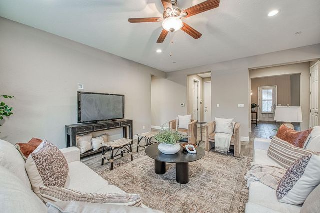 1922 E Amaryllis Avenue, Fresno, CA 93730