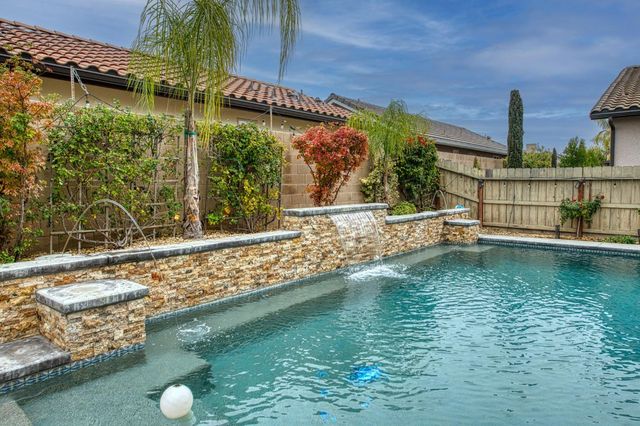 1922 E Amaryllis Avenue, Fresno, CA 93730