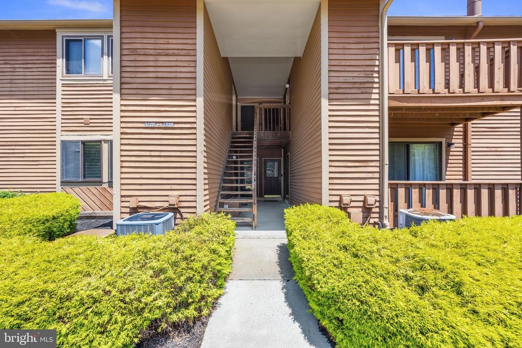 1813 WOODHOLLOW DR, Marlton, NJ 08053