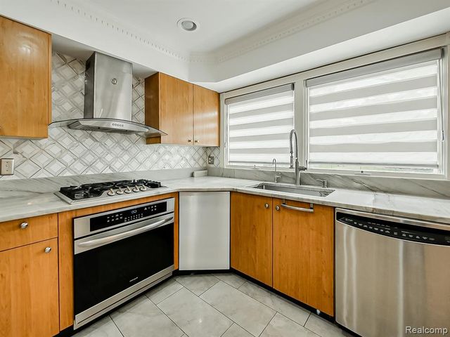 6240 Wynford Drive, West Bloomfield, MI 48322