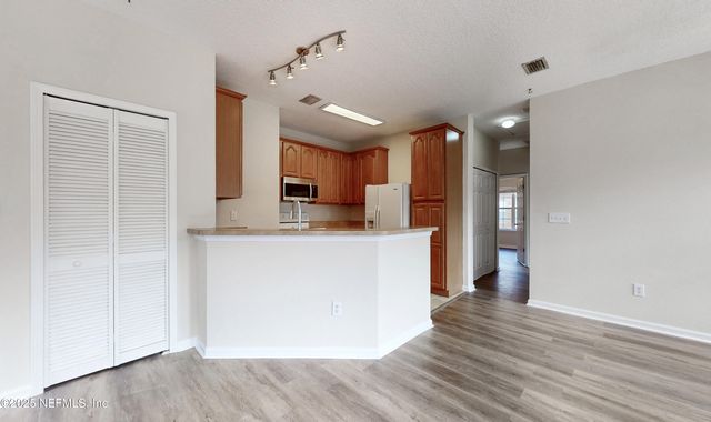 7214 DEERFOOT POINT Circle 2, Jacksonville, FL 32256