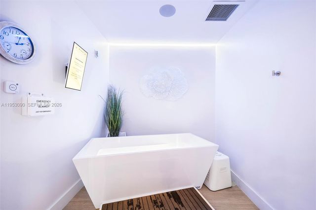 4779 Collins Ave 907, Miami Beach, FL 33140