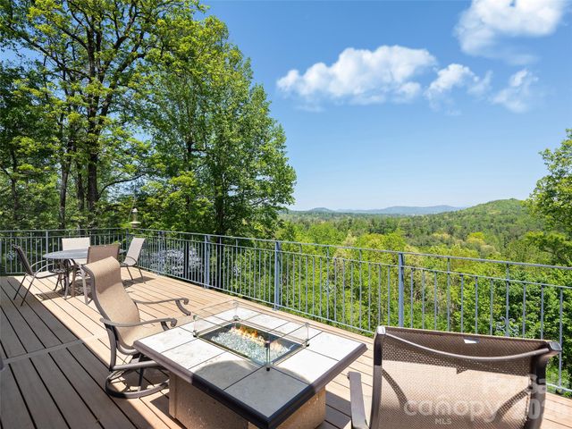 126 Stonebridge Drive, Hendersonville, NC 28739