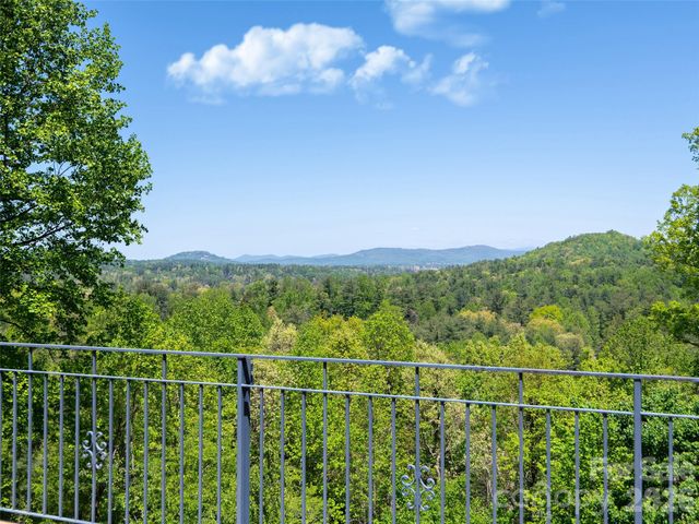 126 Stonebridge Drive, Hendersonville, NC 28739