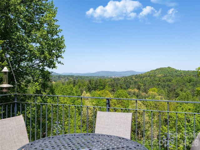 126 Stonebridge Drive, Hendersonville, NC 28739