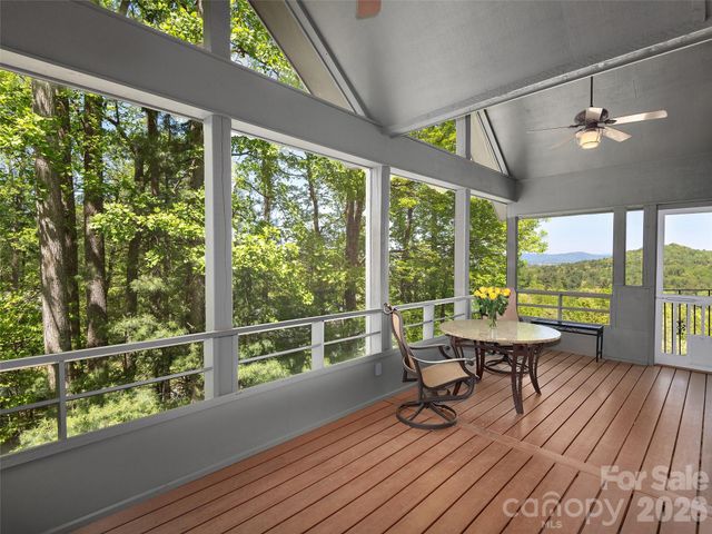 126 Stonebridge Drive, Hendersonville, NC 28739