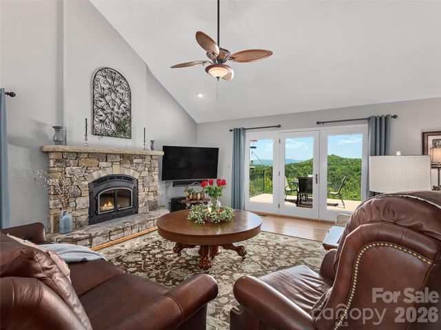 126 Stonebridge Drive, Hendersonville, NC 28739