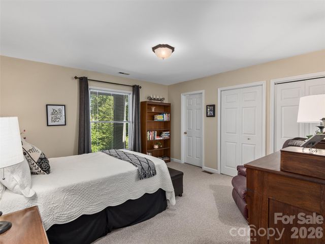 126 Stonebridge Drive, Hendersonville, NC 28739