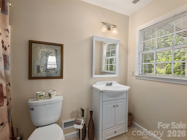 126 Stonebridge Drive, Hendersonville, NC 28739