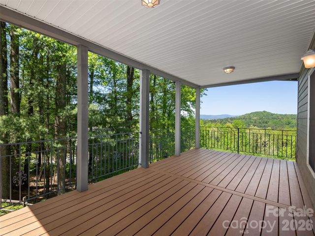 126 Stonebridge Drive, Hendersonville, NC 28739