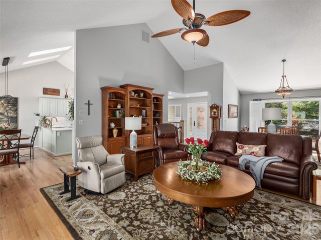 126 Stonebridge Drive, Hendersonville, NC 28739
