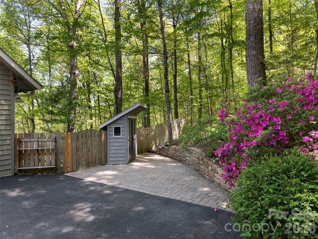 126 Stonebridge Drive, Hendersonville, NC 28739