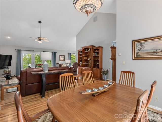 126 Stonebridge Drive, Hendersonville, NC 28739