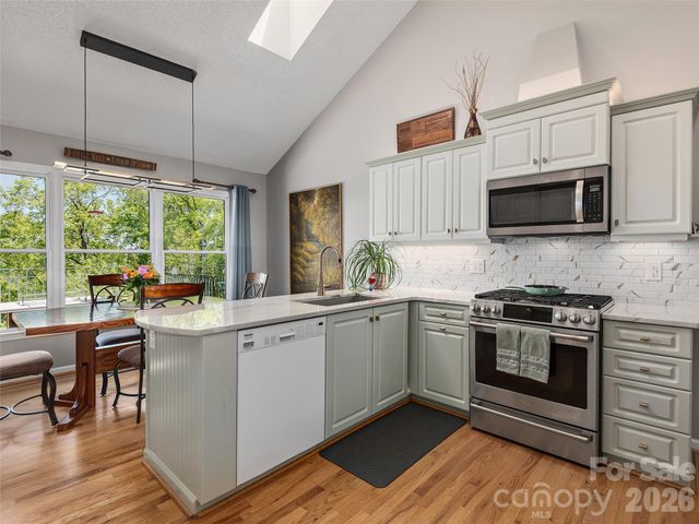 126 Stonebridge Drive, Hendersonville, NC 28739