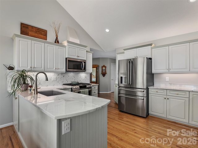 126 Stonebridge Drive, Hendersonville, NC 28739
