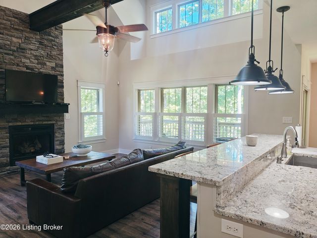 2003 Wooded Oak Ln, Crestwood, KY 40014