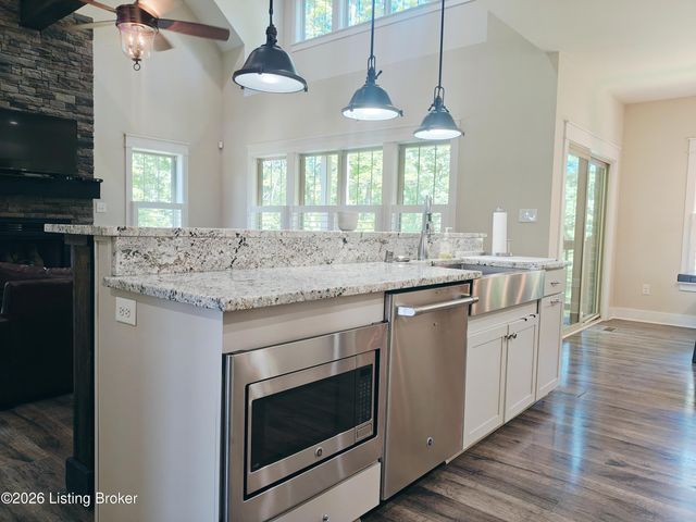 2003 Wooded Oak Ln, Crestwood, KY 40014